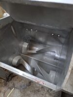 معدات مصنع كيماويات زراعية مستعملة – ماكينة خلط أعلاف وأوتوكلاف وخزان استانلس استيل