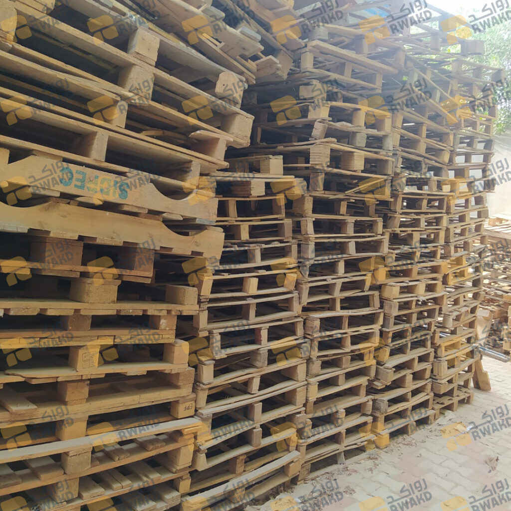 باليتات خشبية بيضاء مستخدمة - 500 قطعة متاحة للبيع للمصانع والتجار