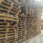 باليتات خشبية بيضاء مستخدمة - 500 قطعة متاحة للبيع للمصانع والتجار