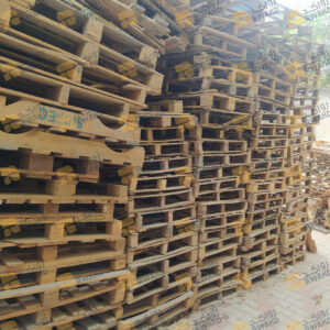 باليتات خشبية بيضاء مستخدمة - 500 قطعة متاحة للبيع للمصانع والتجار