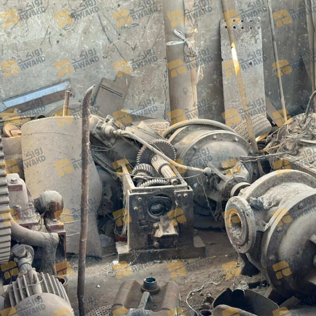 خردة حديد صناعي تحتوي على صاج وكمر وزوي وخوص و تروس وماكينات قديمة ومكونات ميكانيكية ثقيلة مستخدمة في المصانع