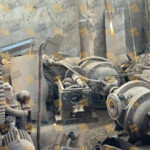 خردة حديد صناعي تحتوي على صاج وكمر وزوي وخوص و تروس وماكينات قديمة ومكونات ميكانيكية ثقيلة مستخدمة في المصانع