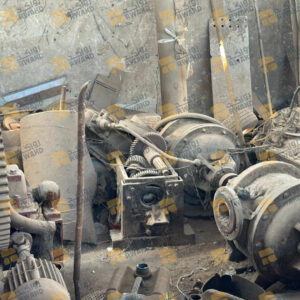 خردة حديد صناعي تحتوي على صاج وكمر وزوي وخوص و تروس وماكينات قديمة ومكونات ميكانيكية ثقيلة مستخدمة في المصانع